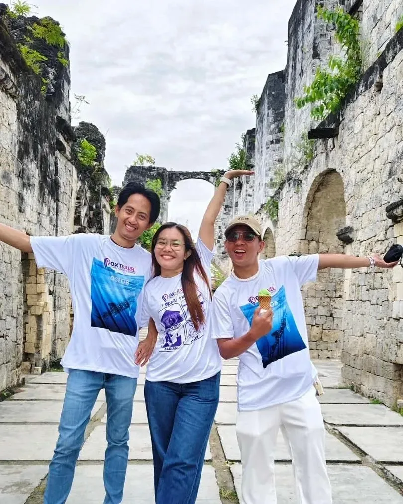 Three guests in Pox Travel shirts at the Cuartel ruins
