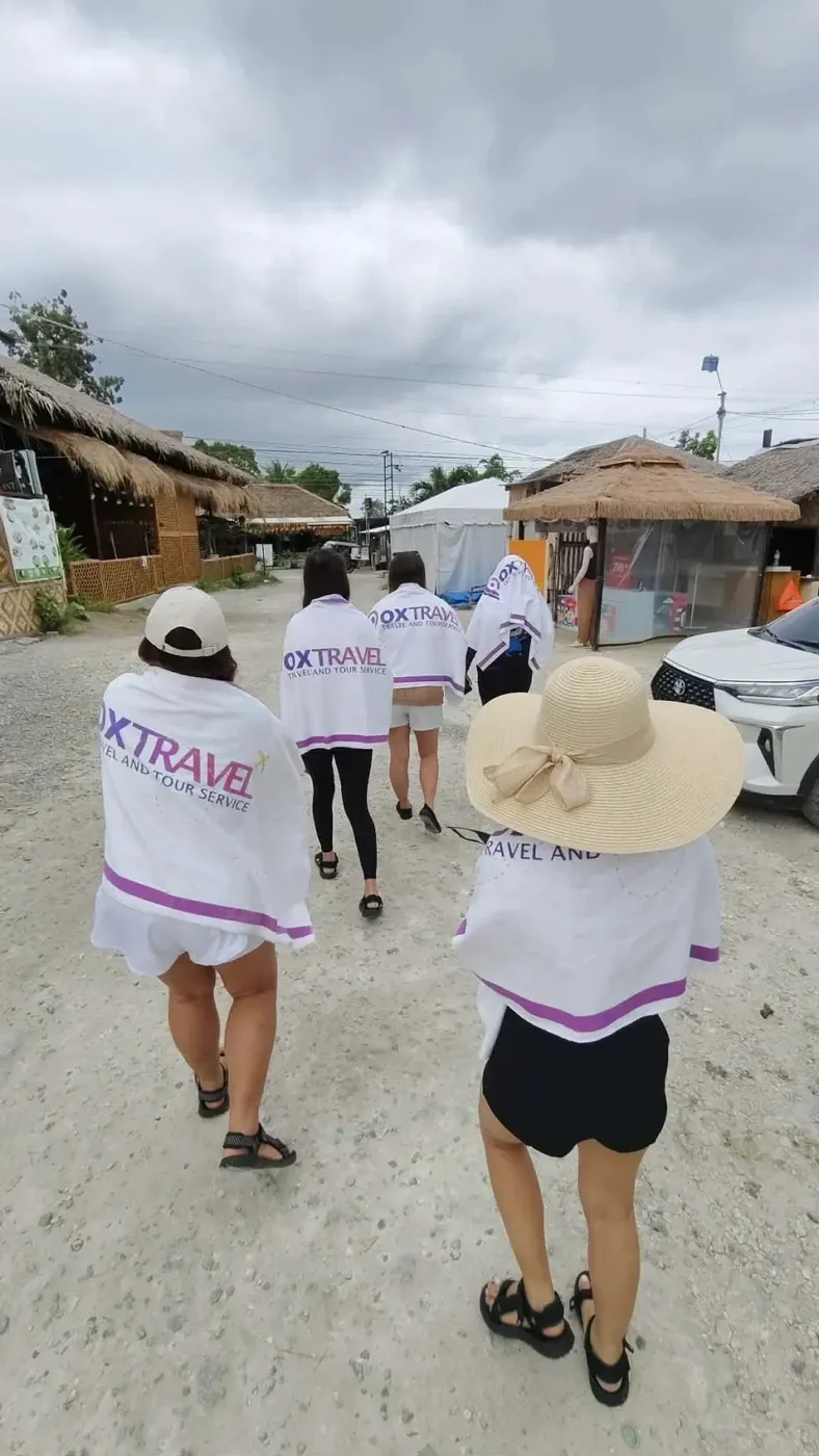 Guests wrapped in Pox Travel towels walking to the next stop